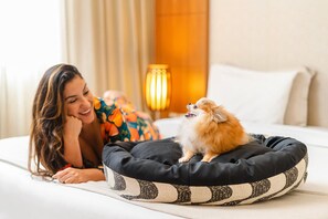 Minibar, caja fuerte, cunas gratuitas y ropa de cama