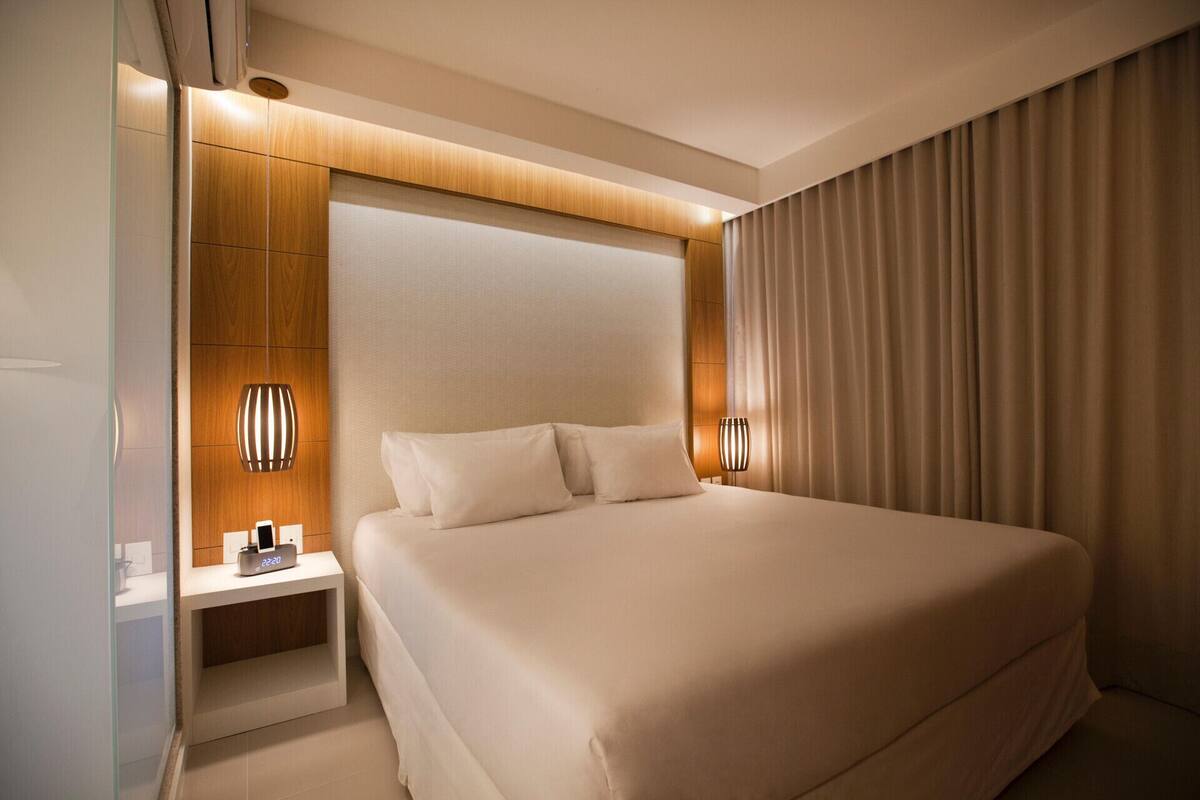 Frigobar, cofres nos quartos, berços grátis, roupa de cama