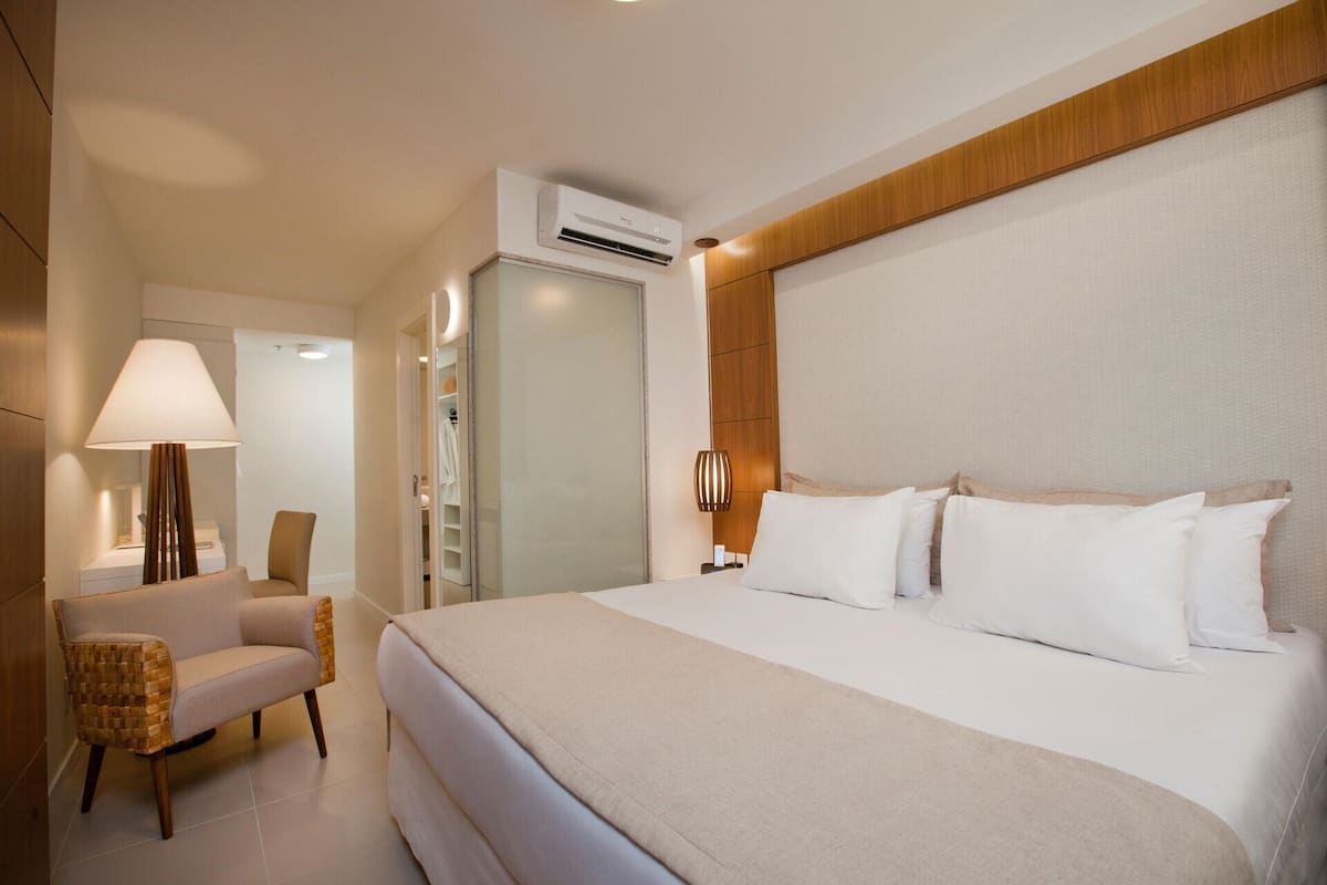 Frigobar, cofres nos quartos, berços grátis, roupa de cama