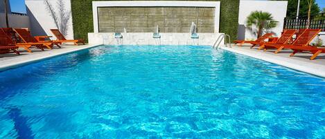 Una piscina al aire libre