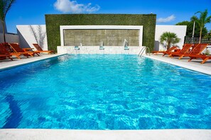Outdoor pool - Hampton Inn by Hilton Piedras Negras (Piedras Negras)