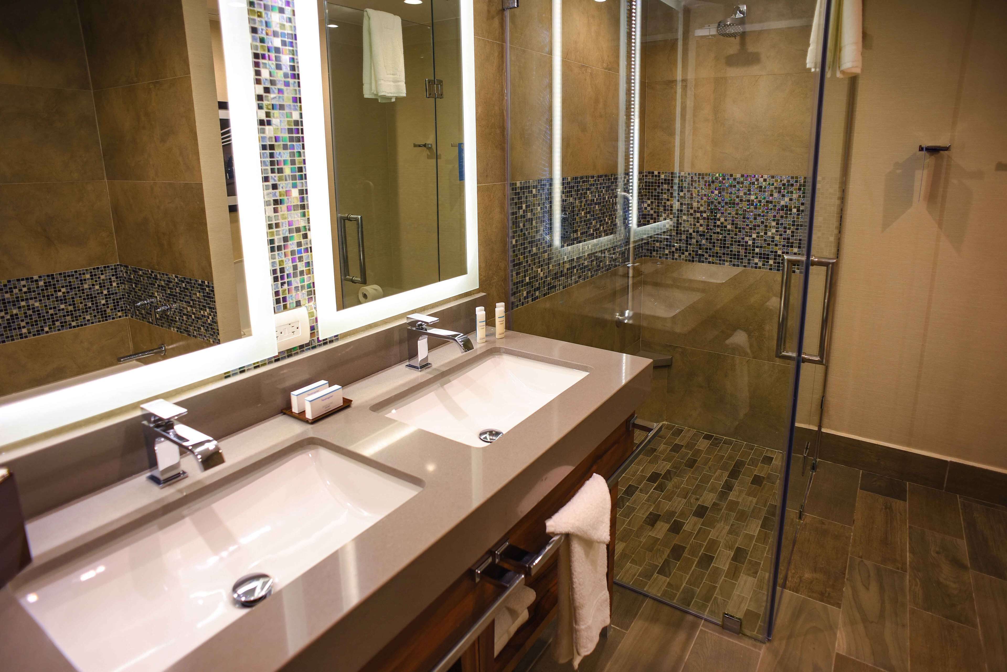 free toiletries, towels