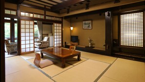 A traditional Japanese room with tatami flooring, a low wooden table, and shoji screens. - Momijiya Bekkan Kawanoiori (Kyoto)