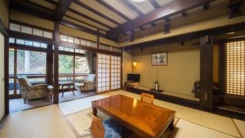 Habitación tradicional (Japanese Style, w/Toilet, 10 Tatami) | Escritorio, wifi gratis y ropa de cama