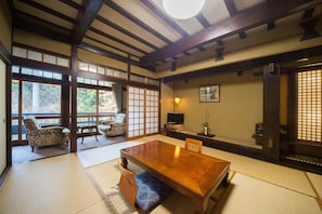 Tavanomainen huone (Japanese Style, w/Toilet, 10 Tatami) | Työpöytä, ilmainen Wi-Fi, vuodevaatteet