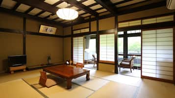Habitación tradicional (Japanese Style, w/Toilet, 10 Tatami) | Escritorio, wifi gratis y ropa de cama