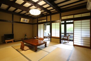 Tavanomainen huone (Japanese Style, w/Toilet, 10 Tatami) | Työpöytä, ilmainen Wi-Fi, vuodevaatteet