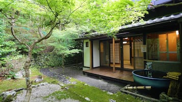 Habitación tradicional (Japanese, Open-air Bath, 10 Tatami) | Escritorio, wifi gratis y ropa de cama
