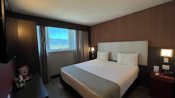 Quarto casal superior, 1 quarto | Frigobar, escrivaninha, ferros/tábuas de passar roupa, Wi-Fi de cortesia