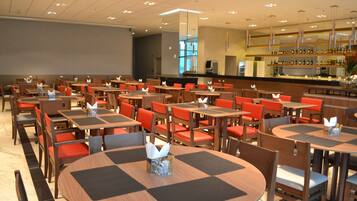 Café da manhã, almoço e jantar; culinária brasileira