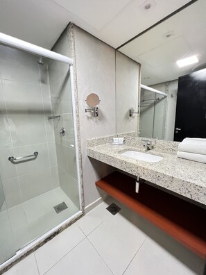 Dusche, kostenlose Toilettenartikel, Haartrockner, Handtücher