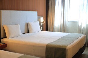 Habitación familiar | Minibar, escritorio, tabla de planchar con plancha y wifi gratis