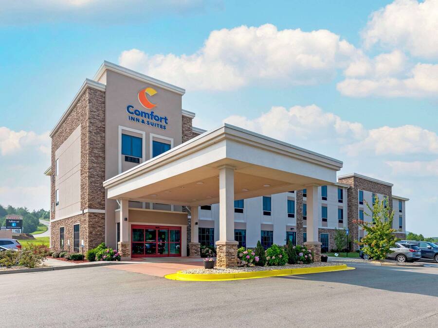 Un hôtel Comfort Inn & Suites doté d’une entrée couverte, d’un parking extérieur et d’un aménagement paysager soigné.