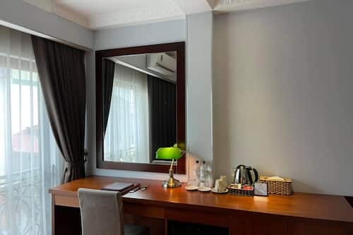 Een minibar, een kluis op de kamer, individueel gedecoreerd, een bureau