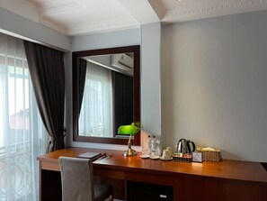 Minibar, in-room safe, individually decorated, desk - The Vancouver Hotel Ninh Binh (Ninh Binh)