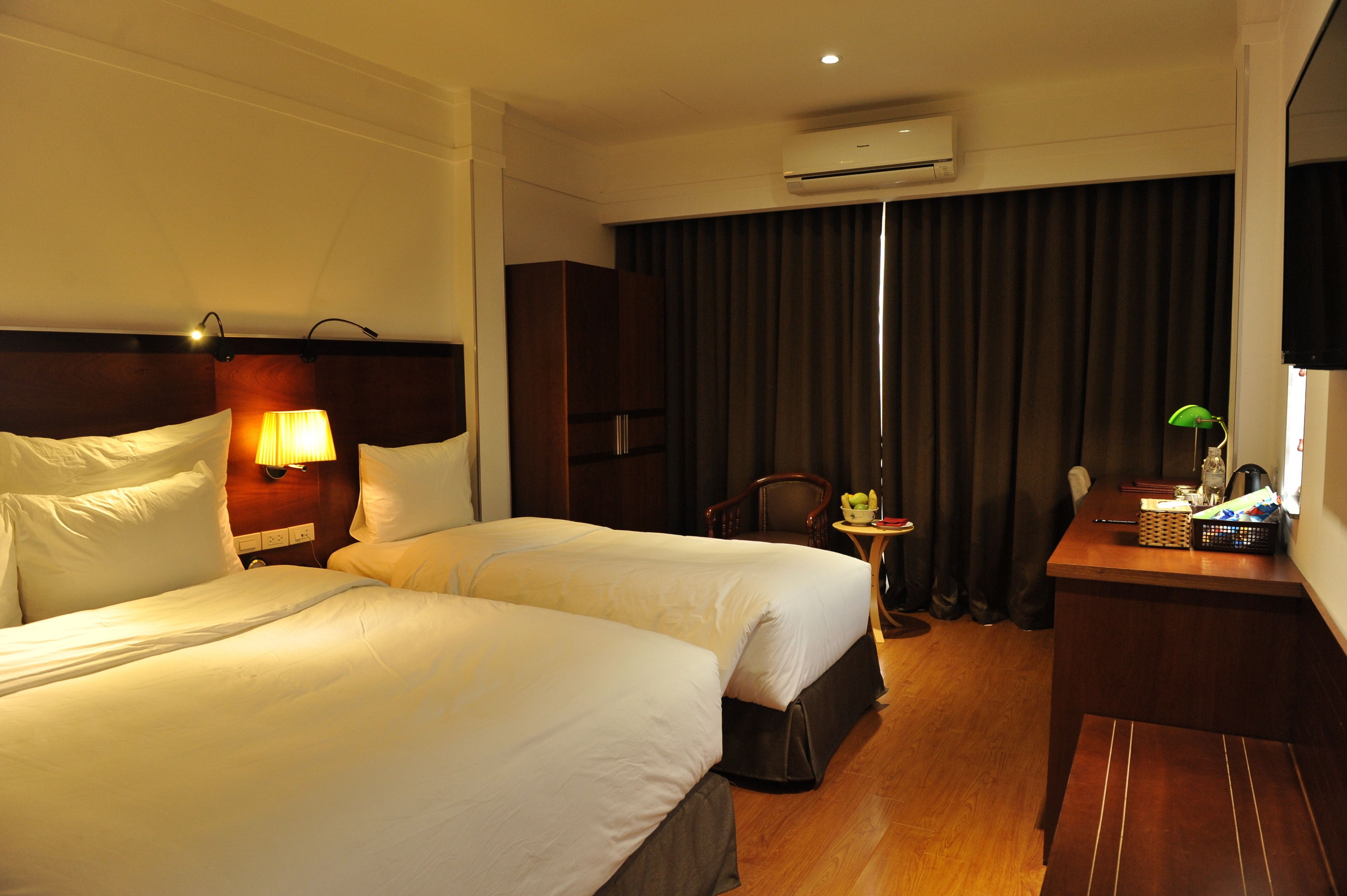 premium twin room | minibar, in-room safe, individually decorated, desk