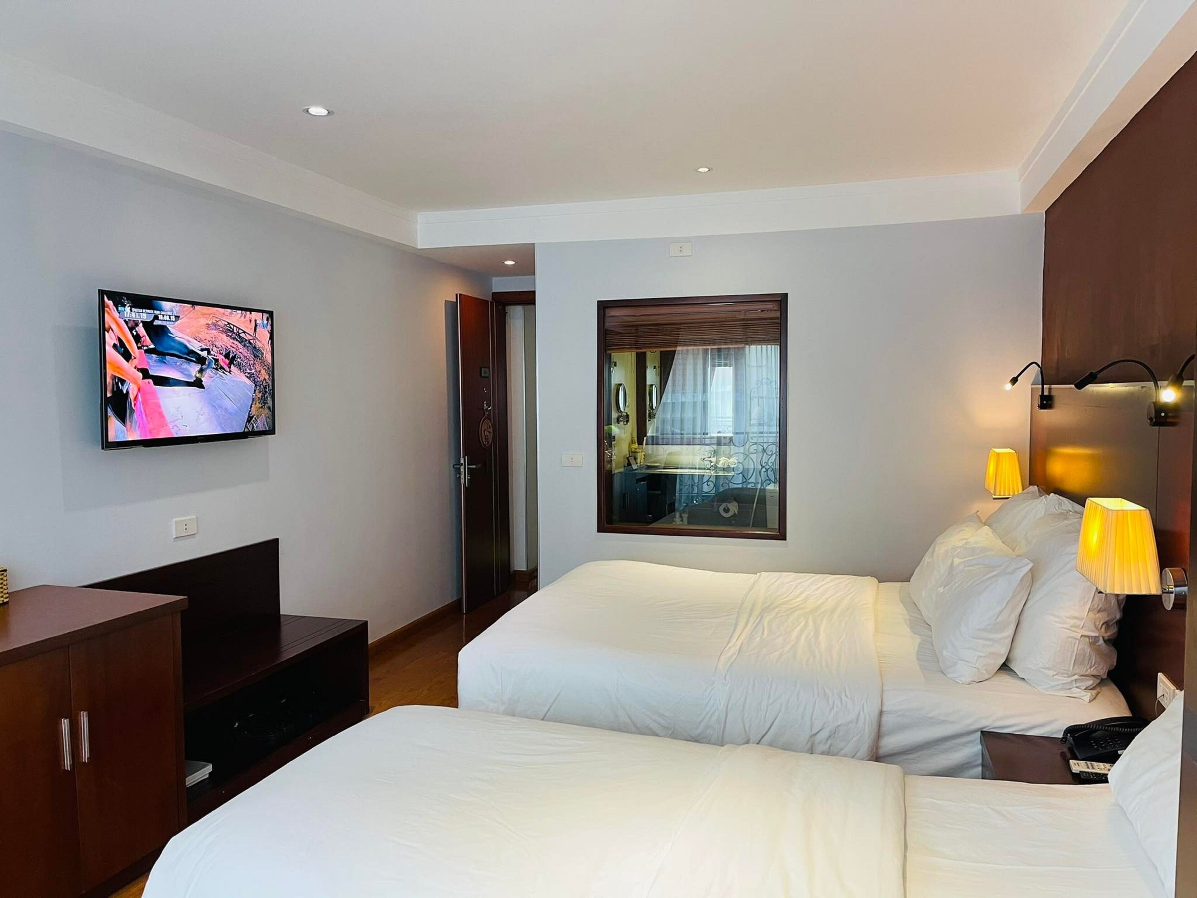 minibar, in-room safe, individually decorated, desk