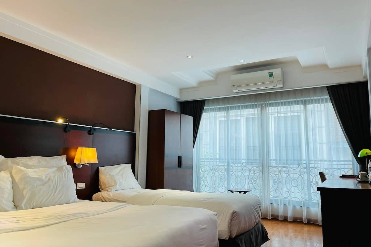 minibar, in-room safe, individually decorated, desk