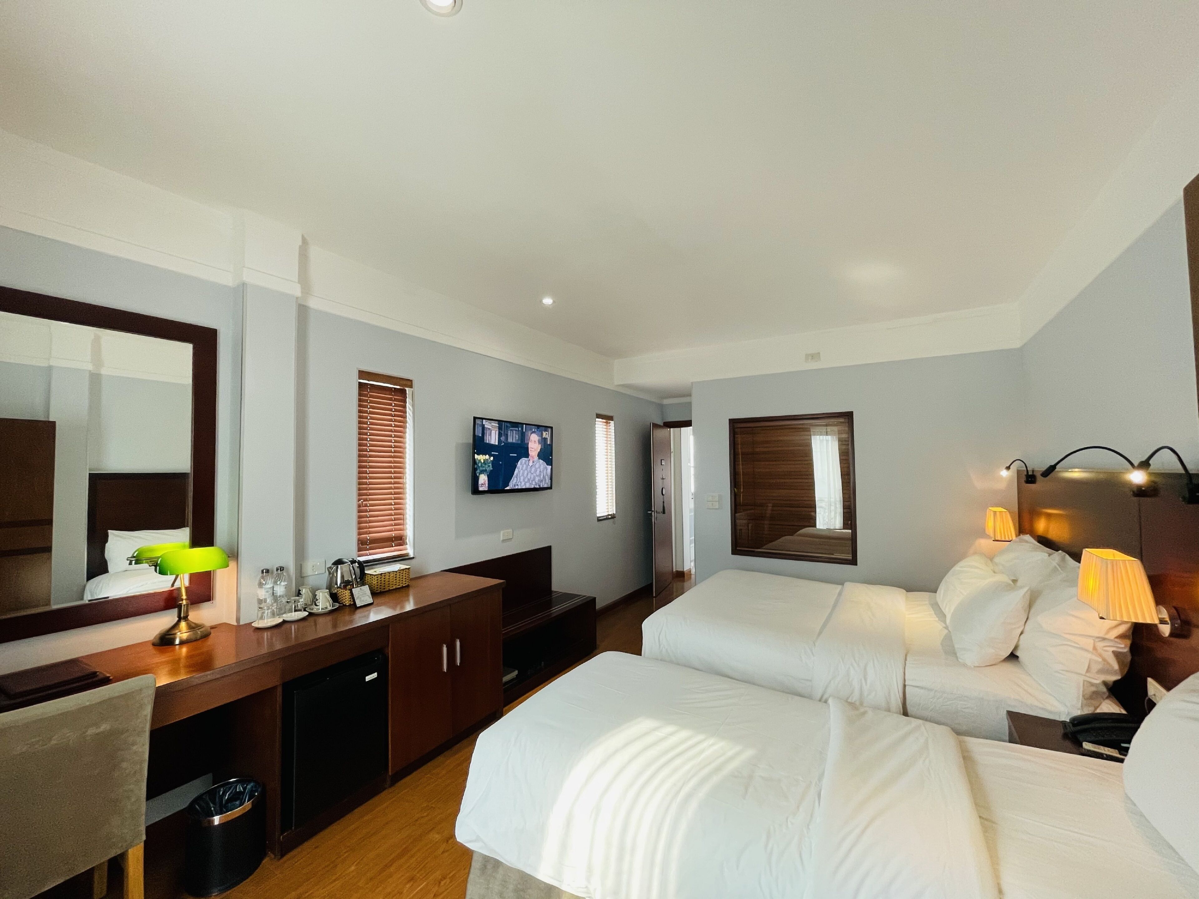 executive family room | minibar, in-room safe, individually decorated, desk