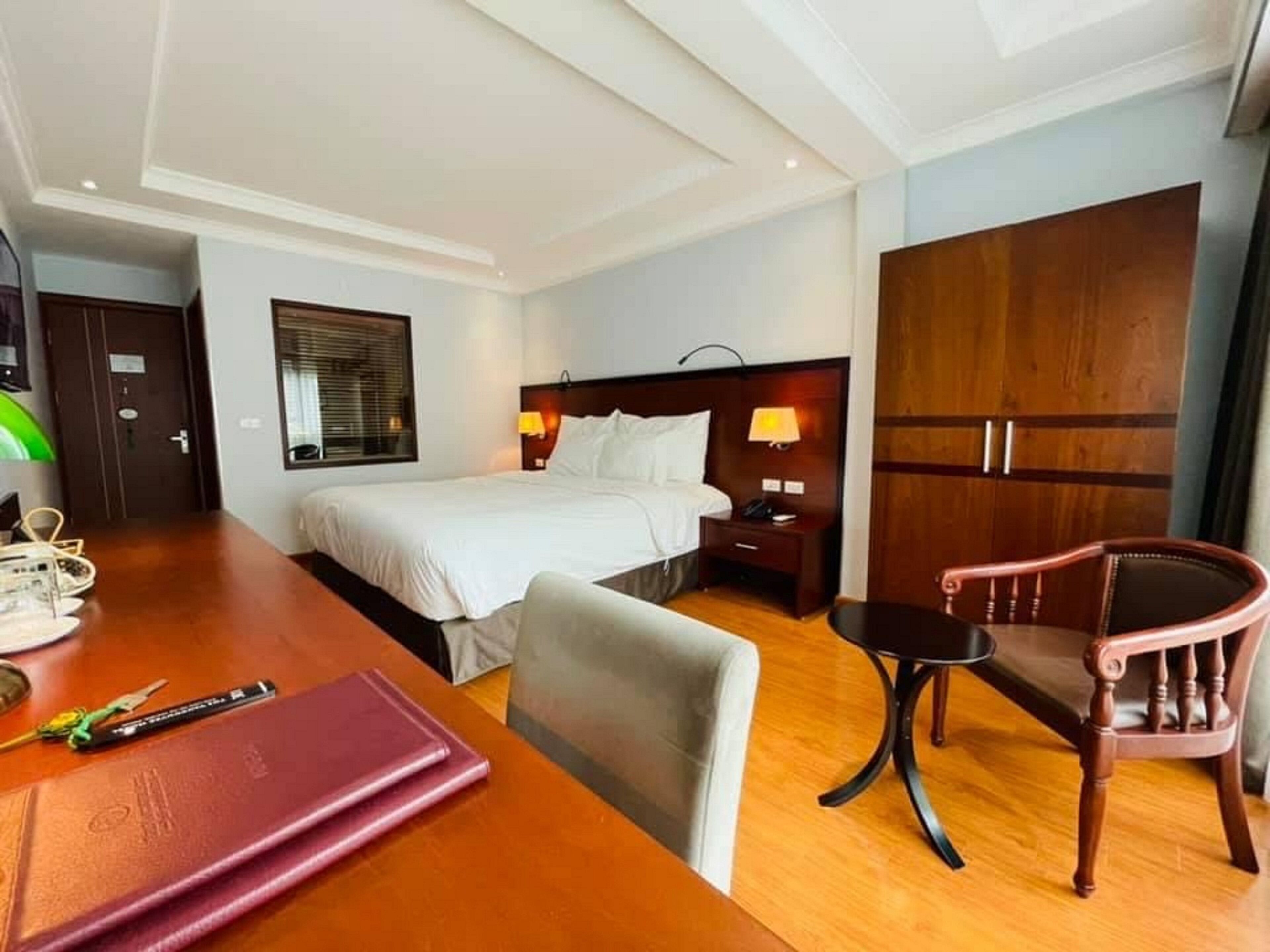 junior double room | minibar, in-room safe, individually decorated, desk