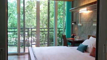 Desk, free WiFi, bed sheets