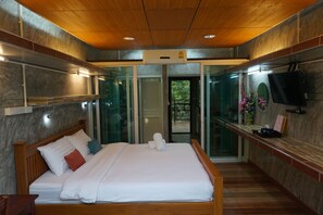 Deluxe Queen Room | Escritorio, wifi gratis y ropa de cama