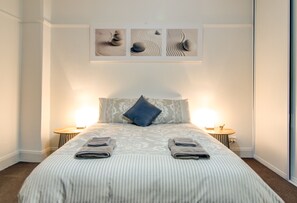 디럭스 타운홈, 침실 2개 | 2 개의 침실, 고급 침구, 다리미/다리미판, 무료 유아용 침대