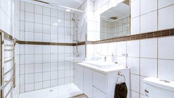 Deluxe Townhome, 2 Katil Ratu (Queen) | Bilik Mandi | Kelengkapan dandanan diri percuma, pengering rambut, tuala disediakan