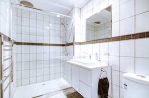 Deluxe Townhome, 2 Katil Ratu (Queen) | Bilik Mandi | Kelengkapan dandanan diri percuma, pengering rambut, tuala disediakan 