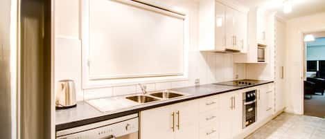 Deluxe-Stadtwohnung, 2 Queen-Betten | Eigene Küche | Großer Kühlschrank, Mikrowelle, Ofen, Herdplatte
