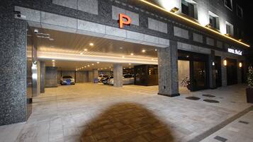 Front of property โ evening/night