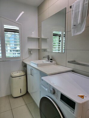 Apartment | Badezimmer | Dusche, Regendusche, kostenlose Toilettenartikel, Haartrockner