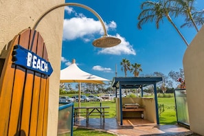 BBQ/picnic area - Byron Bay Beachfront Apartments (Byron Bay)