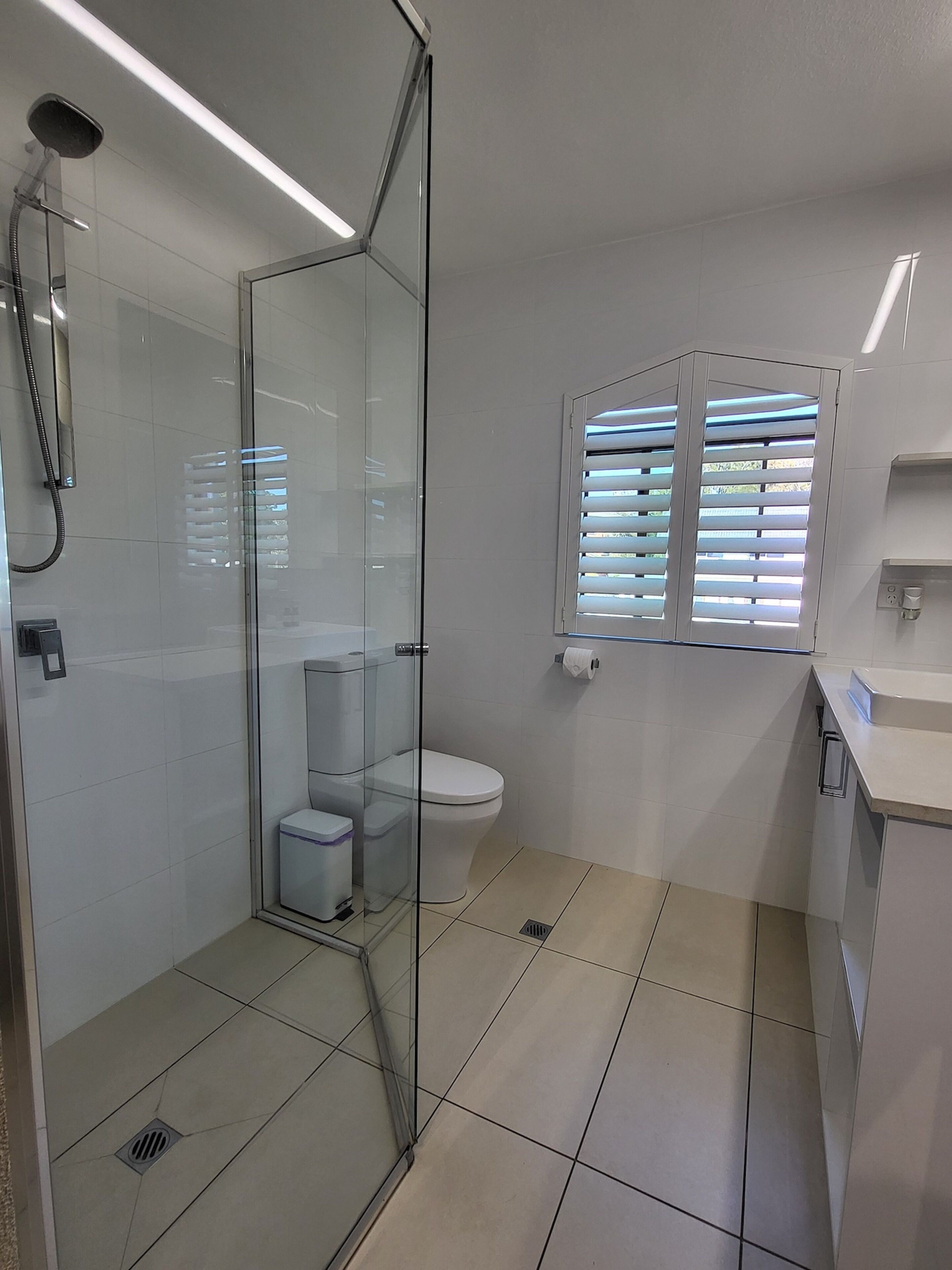 Apartment | Bathroom | Shower, rainfall showerhead, free toiletries, hair dryer