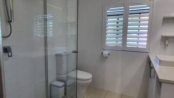 Apartment | Bathroom | Shower, rainfall showerhead, free toiletries, hair dryer
