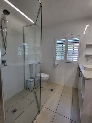 Apartamento | Banheiro | Chuveiro, chuveiro com efeito de chuva, produtos de toalete grátis