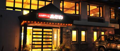 Vista frontal de la propiedad por la tarde o noche