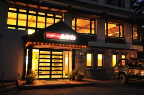 숙박 시설 정면 - 저녁/밤