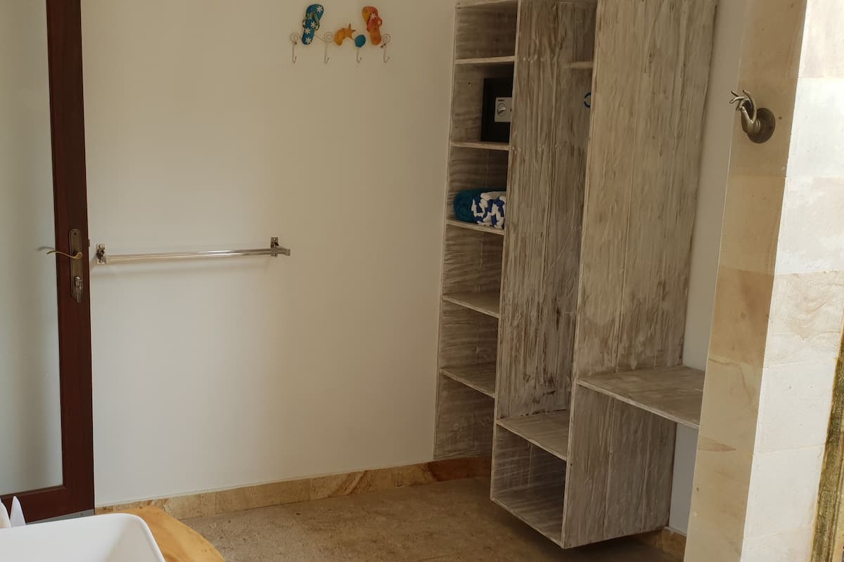 Dusch, gratis toalettartiklar och handdukar
