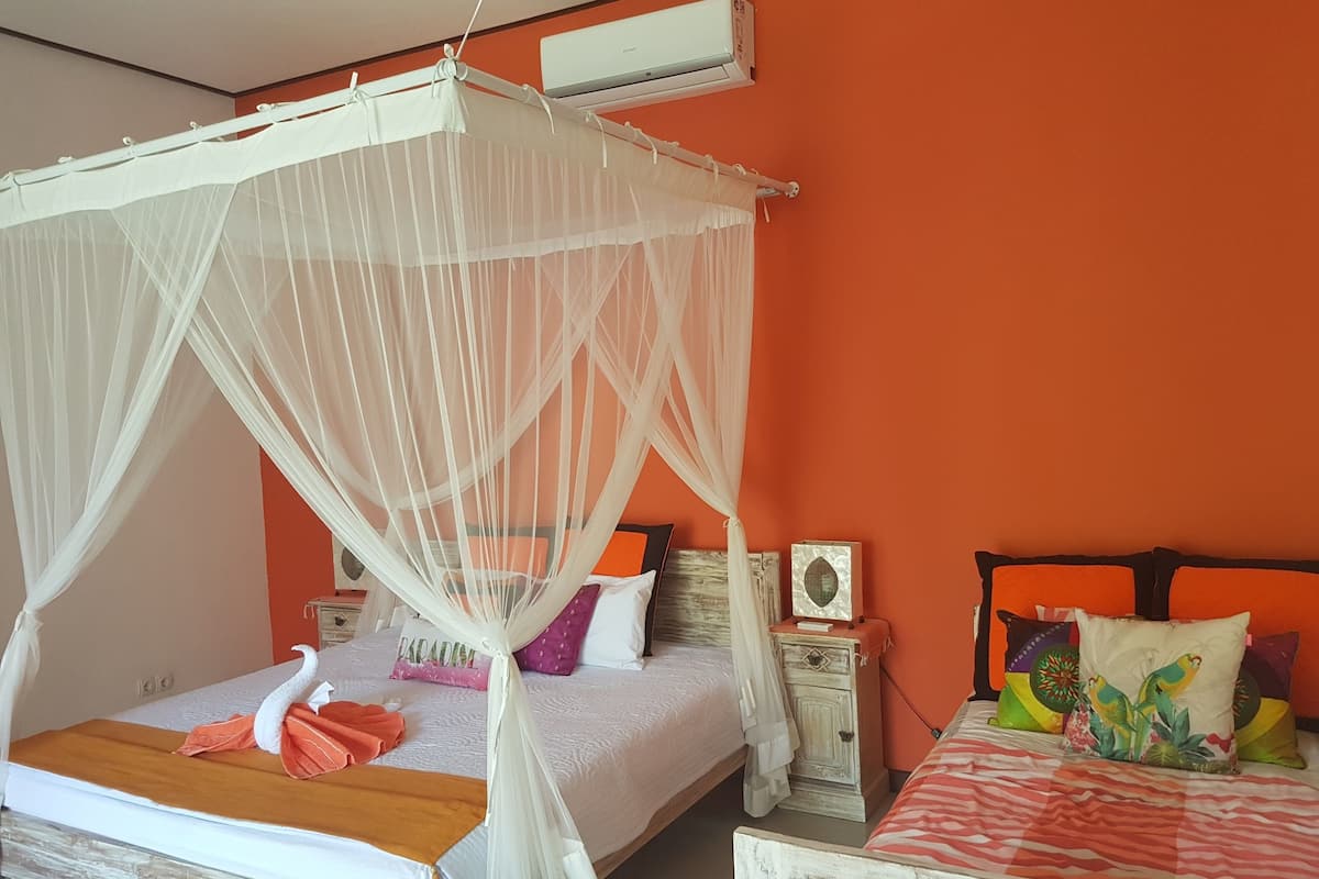 Bungalow Deluks, pemandangan kolam renang | Minibar, brankas, Wi-Fi gratis, dan seprai linen