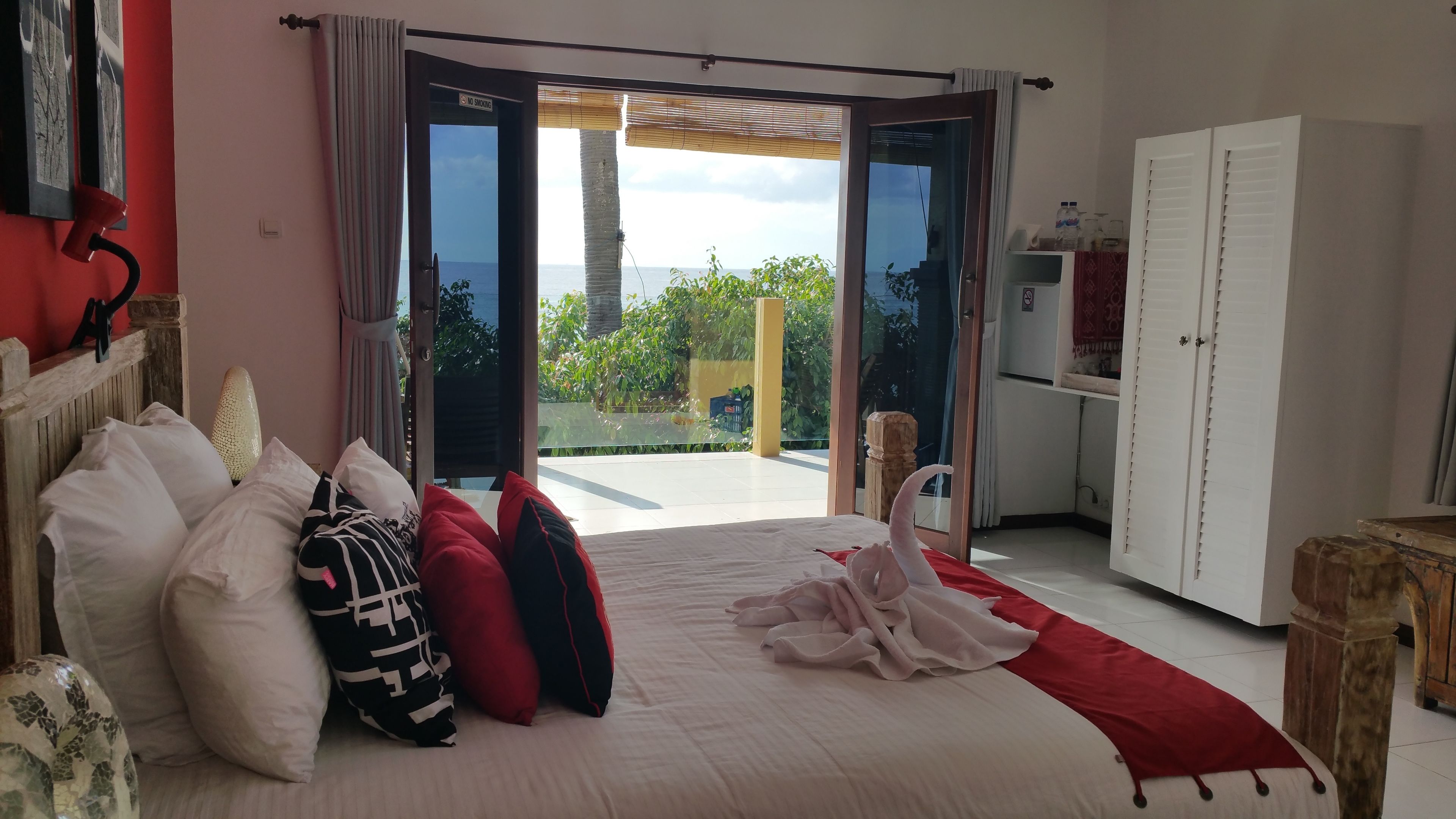 迷你吧、客房内保险箱、免费 WiFi、床单