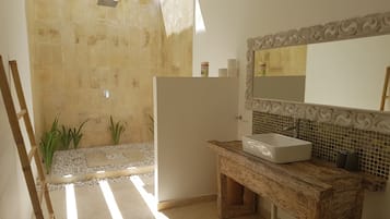 Shower, free toiletries, towels