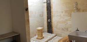 Bungalow Deluxe, 1 habitación | Baño | Regadera, amenidades de baño gratuitas, toallas 