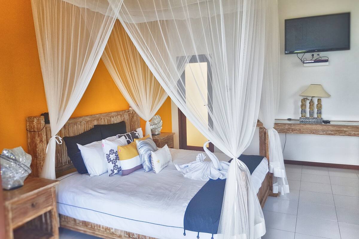 Minibar, brankas, Wi-Fi gratis, dan seprai linen