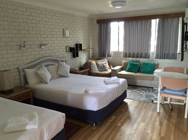 Habitación con 2 camas individuales | Tabla de planchar con plancha y wifi gratis