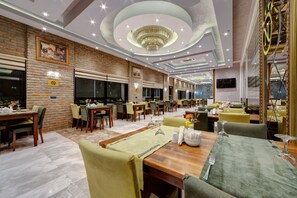 Café da manhã com buffet grátis todos os dias