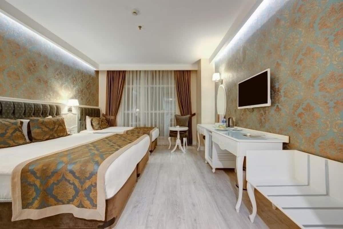 Superior-Dreibettzimmer, Stadtblick | Daunenbettdecken, Zimmersafe, Schreibtisch, kostenlose Babybetten