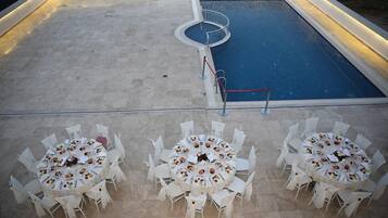 Piscine extérieure, chaises longues