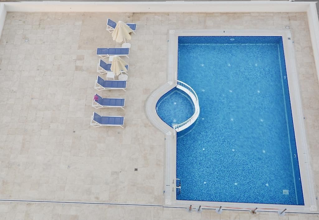 Außenpool, Liegestühle