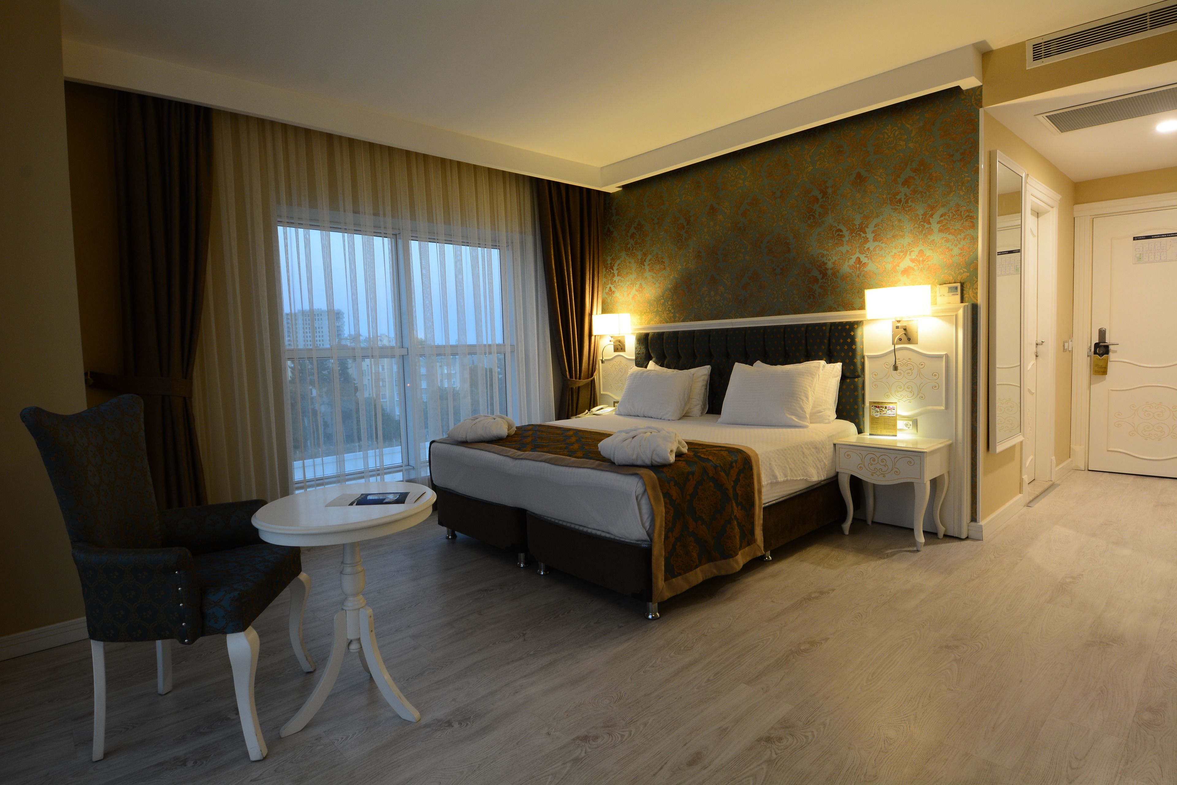 standard suite, sea view, corner | down duvets, in-room safe, desk, free cots/infant beds